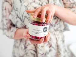 SLOWLANDIA � Lieskovce v bielej �okol�de s malinami 100 - 620 g